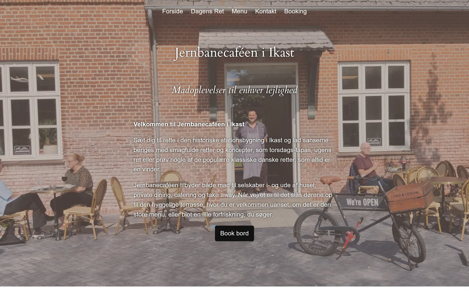 Jernbanecafeens gamle hjemmeside: menu øverst, tekst hen over et foto af facaden
